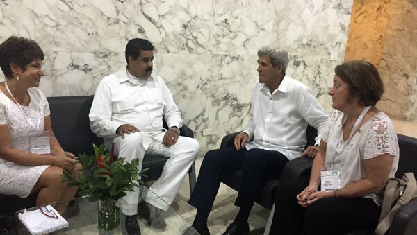 U.S. Secretary of State John Kerry meets with Venezuela president Nicolas Maduro in Cartagena, Colombia Monday, Sept. 26, 2016. - Sputnik Afrique