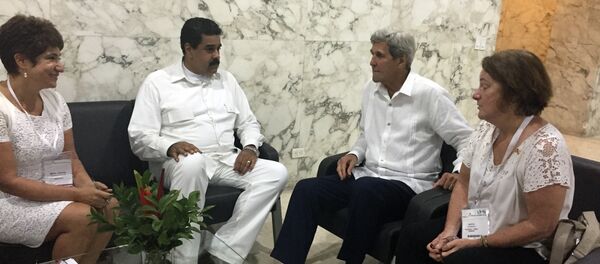 U.S. Secretary of State John Kerry meets with Venezuela president Nicolas Maduro in Cartagena, Colombia Monday, Sept. 26, 2016. - Sputnik Afrique