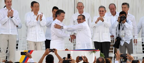 Le président colombien Juan Manuel Santos et le commandant en chef des Farc Timochenko - Sputnik Afrique