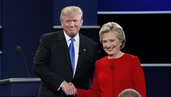 Donald Trump and Hillary Clinton shake hands at the start of their first presidential debate. - Sputnik Afrique