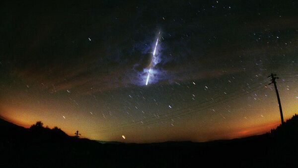 This November 2000 NASA file image obtained 06 November, 2001 shows a meteor streaking across the sky during the Leonid meteor shower. - Sputnik Afrique