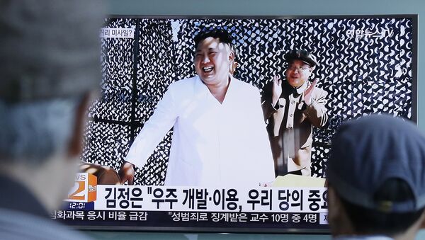 People watch a TV news program showing an image, published in North Korea's Rodong Sinmun newspaper, of North Korean leader Kim Jong Un at the country's Sohae Space Center, at Seoul Railway station in Seoul, South Korea, Tuesday, Sept. 20, 2016. - Sputnik Afrique