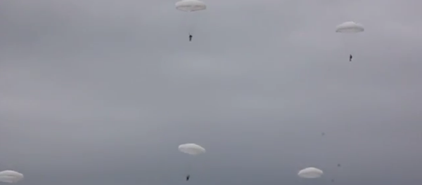 Les entrainements des troupes aéroportées en Russie - Sputnik Afrique