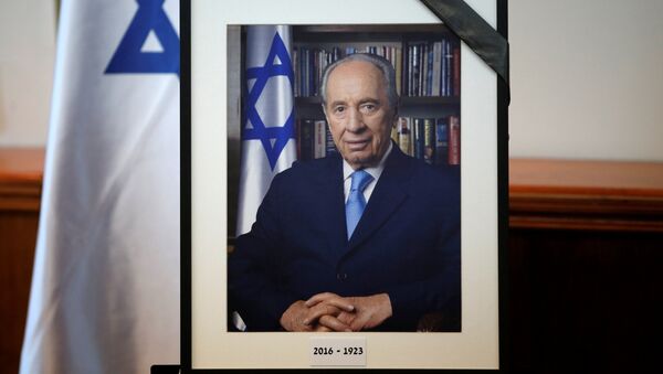 A photograph of former Israeli President Shimon Peres is displayed before the start of a special cabinet meeting to mourn the death of Peres, in Jerusalem September 28, 2016. - Sputnik Afrique