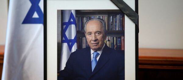 A photograph of former Israeli President Shimon Peres is displayed before the start of a special cabinet meeting to mourn the death of Peres, in Jerusalem September 28, 2016. A photograph of former Israeli President Shimon Peres is displayed before the start of a special cabinet meeting to mourn the death of Peres, in Jerusalem September 28, 2016. - Sputnik Afrique