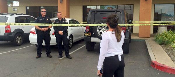 This still from video provided by 10News.com shows a woman facing police officers near where police shot and wounded a man in the San Diego suburb of El Cajon, Calif., Thursday, Sept. 27, 2016. This still from video provided by 10News.com shows a woman facing police officers near where police shot and wounded a man in the San Diego suburb of El Cajon, Calif., Thursday, Sept. 27, 2016. - Sputnik Afrique