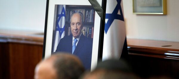 A photograph of former Israeli President Shimon Peres is seen during a special cabinet meeting to mourn the death of Peres, in Jerusalem September 28, 2016. - Sputnik Afrique