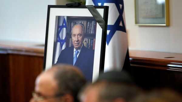 A photograph of former Israeli President Shimon Peres is seen during a special cabinet meeting to mourn the death of Peres, in Jerusalem September 28, 2016. - Sputnik Afrique