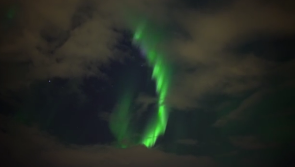 Les magnifiques aurores boréales brillent au-dessus de Reykjavík - Sputnik Afrique