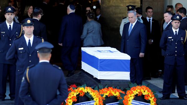 Israeli Prime Minister Benjamin Netanyahu (C) stands next to the flag-draped coffin of former Israeli President Shimon Peres, as he lies in state at the Knesset plaza, the Israeli parliament, in Jerusalem September 29, 2016. - Sputnik Afrique