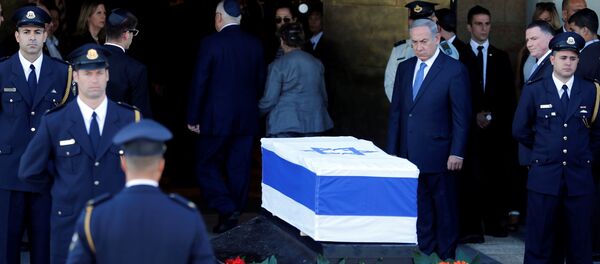 Israeli Prime Minister Benjamin Netanyahu (C) stands next to the flag-draped coffin of former Israeli President Shimon Peres, as he lies in state at the Knesset plaza, the Israeli parliament, in Jerusalem September 29, 2016. - Sputnik Afrique