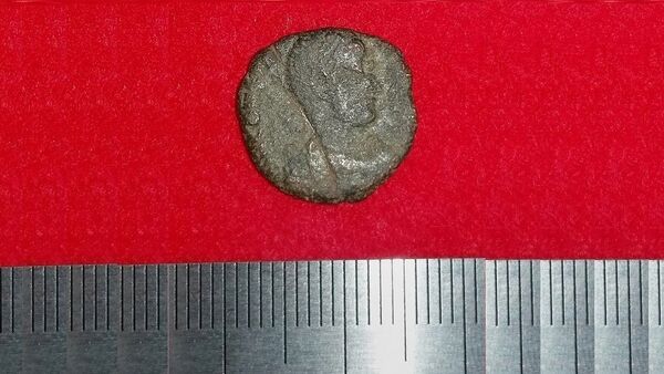 4th-century copper coin from ancient Rome after it was unearthed in Japan's Okinawa island together with other coins. - Sputnik Afrique