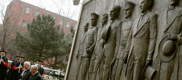 US Secretary of Defense Robert Gates (L) and Turkish Minister of Defense Vecdi Gonul (2nd-L), walk into the Defense Ministry on February 28, 2008 in Ankara, Turkey It’s been six years since a US Defense Secretary visited Turkey. - Sputnik Afrique