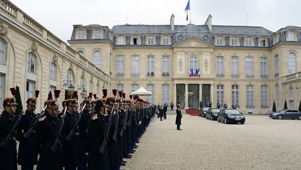 Republican guards stand guard at the presidential Elysee palace on March 24, 2015 at in Paris. - Sputnik Afrique