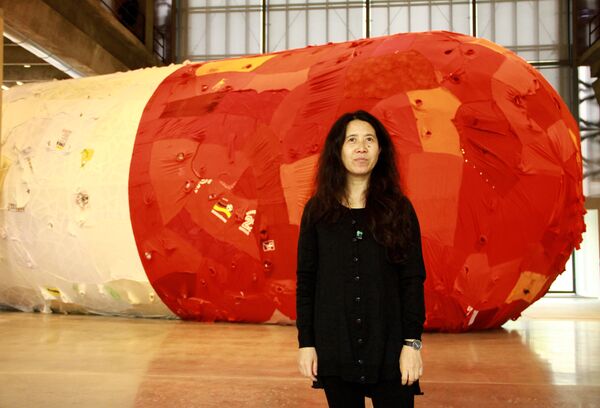 L'artiste chinoise Yin Xiuzhen et sa gélule géante à Moscou - Sputnik Afrique