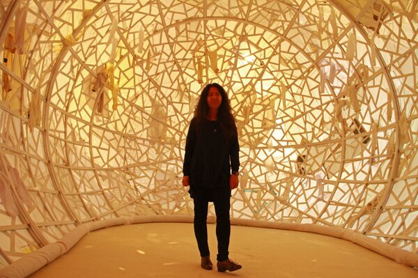 L'artiste chinoise Yin Xiuzhen à l'intérieur de sa gélule géante à Moscou - Sputnik Afrique