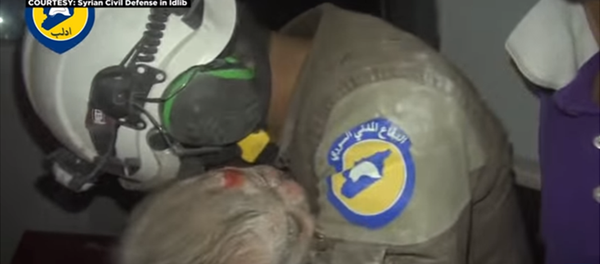 Sauvetage d'un bébé à Idlib - Sputnik Afrique