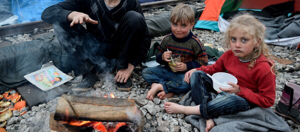 Un père syrien et  ses  deux enfants - Sputnik Afrique