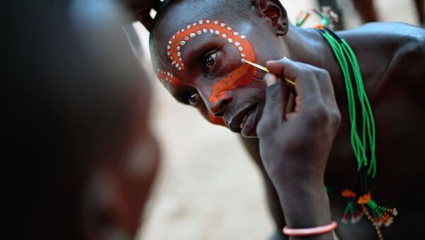 A Hamar man has his face painted before a bull jumping ceremony in Ethiopia's southern Omo Valley region near Turmi on September 19, 2016 - Sputnik Afrique