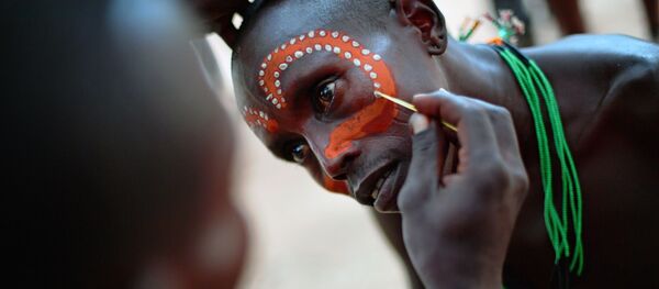 A Hamar man has his face painted before a bull jumping ceremony in Ethiopia's southern Omo Valley region near Turmi on September 19, 2016 A Hamar man has his face painted before a bull jumping ceremony in Ethiopia's southern Omo Valley region near Turmi on September 19, 2016 - Sputnik Afrique