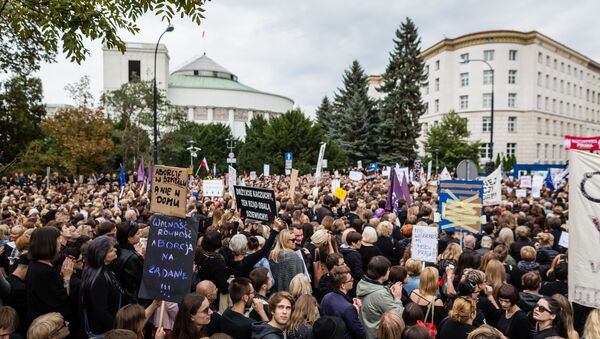 La «Protestation noire» donne de la voix contre l’interdiction de l’IVG en Pologne - Sputnik Afrique