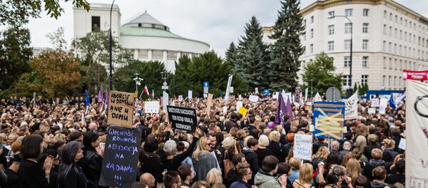 La «Protestation noire» donne de la voix contre l’interdiction de l’IVG en Pologne La «Protestation noire» donne de la voix contre l’interdiction de l’IVG en Pologne - Sputnik Afrique