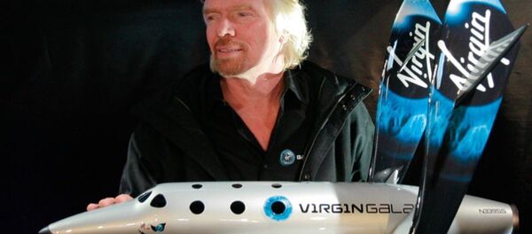 Richard Branson avec un modèle de SpaceShipTwo - Sputnik Afrique