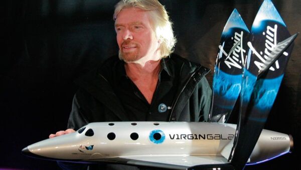 Richard Branson avec un modèle de SpaceShipTwo - Sputnik Afrique