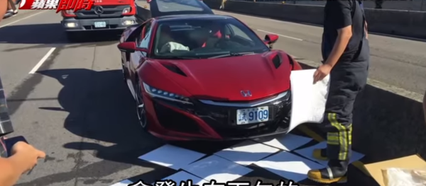 Ce journaliste détruit une voiture de luxe à cause… d’une abeille - Sputnik Afrique