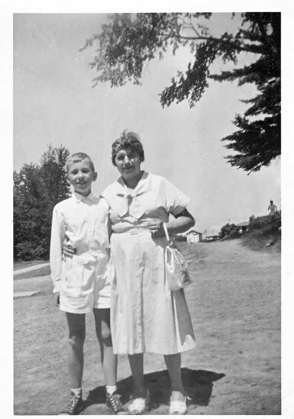 Harold et sa mère adoptive, Gertie Rosenberg, vers 1959 - Sputnik Afrique