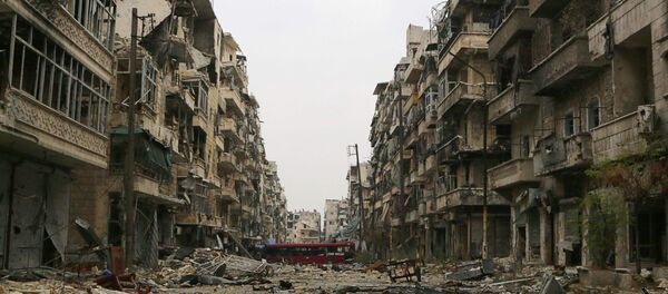 A bus blocks a road amid damage on the Salah Al-Din neighbourhood frontline in Aleppo December 6, 2014. - Sputnik Afrique