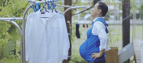 Les politiques japonais portant un veste en forme d'un vente de femme enceinte - Sputnik Afrique