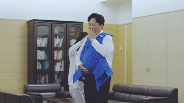 Une femme aide à mettre la veste  - Sputnik Afrique