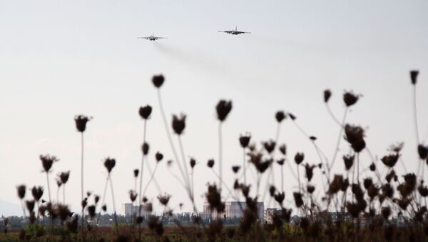 Российские штурмовики Су-25 в небе над авиабазой Хмеймим в Сирии - Sputnik Afrique