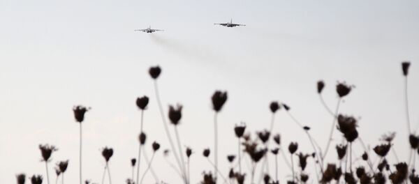 Российские штурмовики Су-25 в небе над авиабазой Хмеймим в Сирии - Sputnik Afrique