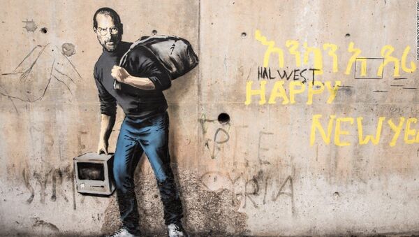 «Сын сирийского мигранта» Стив Джобс. Граффити Бэнкси на стене лагеря мигрантов в Кале (Франция) - Sputnik Afrique