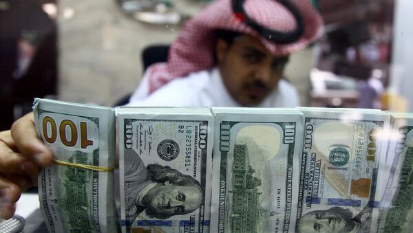 Le Saoudien avec des les billets de banque américain - Sputnik Afrique