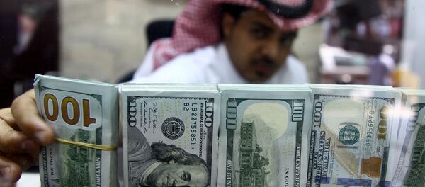 Le Saoudien avec des les billets de banque américain - Sputnik Afrique