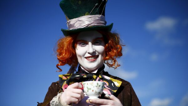 Ella poses as the Mad Hatter from Alice in Wonderland, outside the MCM Comic Con at the Excel Centre in East London, Britain, in this October 25, 2014 file photo - Sputnik Afrique