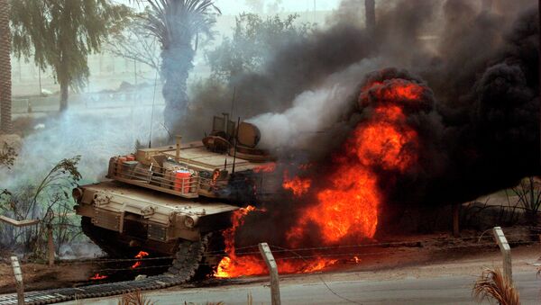 Des flammes énormes sortent d'un char de combat américain Abrams - Sputnik Afrique