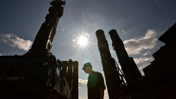 A serviceman stands near an S-300 surface-to-air missile system. (File) - Sputnik Afrique