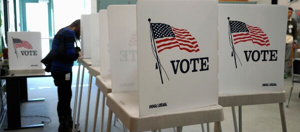 A voter fills in her ballot as she votes in the U.S. midterm elections at a polling place in Westminster, Colorado November 4, 2014 - Sputnik Afrique