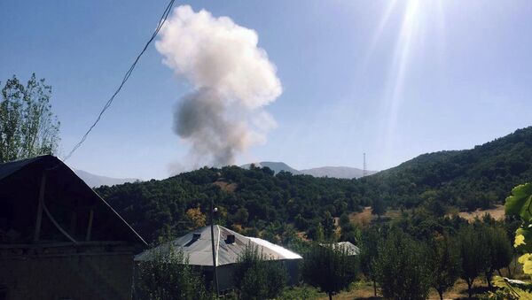 La fumée à Semdinli, en Turquie, après l'explosion d'une voiture piégée - Sputnik Afrique