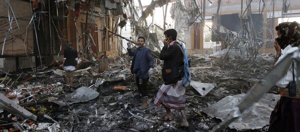 Les sauveteurs recherchent les survivants d'un raid aérien à Sanaa - Sputnik Afrique