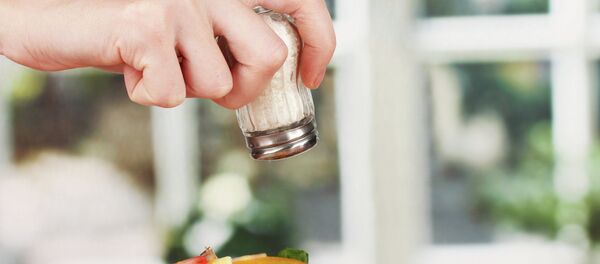 Мужчина солит салат - Sputnik Afrique