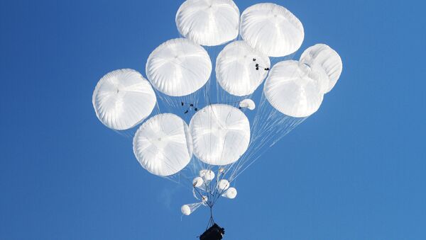 Un véhicule blindé parachuté lors des exercices - Sputnik Afrique