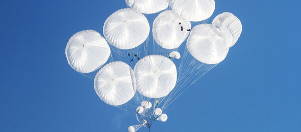 Un véhicule blindé parachuté lors des exercices - Sputnik Afrique