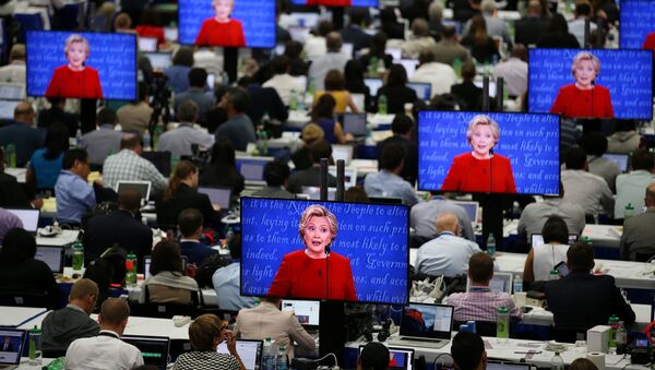U.S. Democratic presidential candidate Hillary Clinton is seen on television screens at the media room during the first presidential debate with Republican presidential nominee Donald Trump at Hofstra University in Hempstead, New York, U.S., September 26, 2016. - Sputnik Afrique