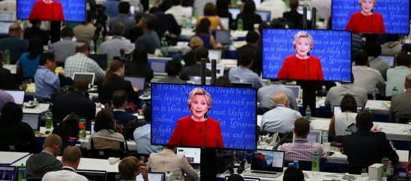 U.S. Democratic presidential candidate Hillary Clinton is seen on television screens at the media room during the first presidential debate with Republican presidential nominee Donald Trump at Hofstra University in Hempstead, New York, U.S., September 26, 2016. - Sputnik Afrique
