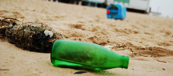 une bouteille sur la plage - Sputnik Afrique